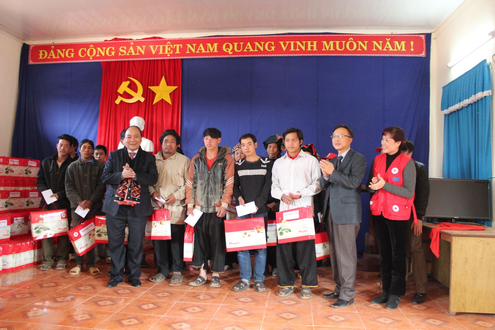 Trao quà cho hộ gia đình nghèo tại Sơn La